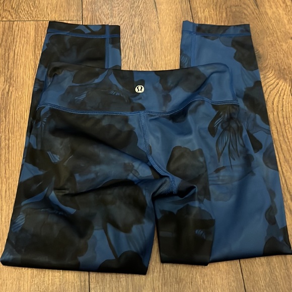 Lululemon cropped legging blue and black size 2 - Picture 3 of 3